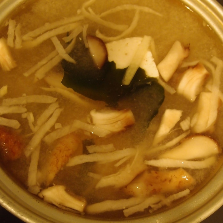 しいたけの軸と豆腐と切り干し大根とわかめのお味噌汁